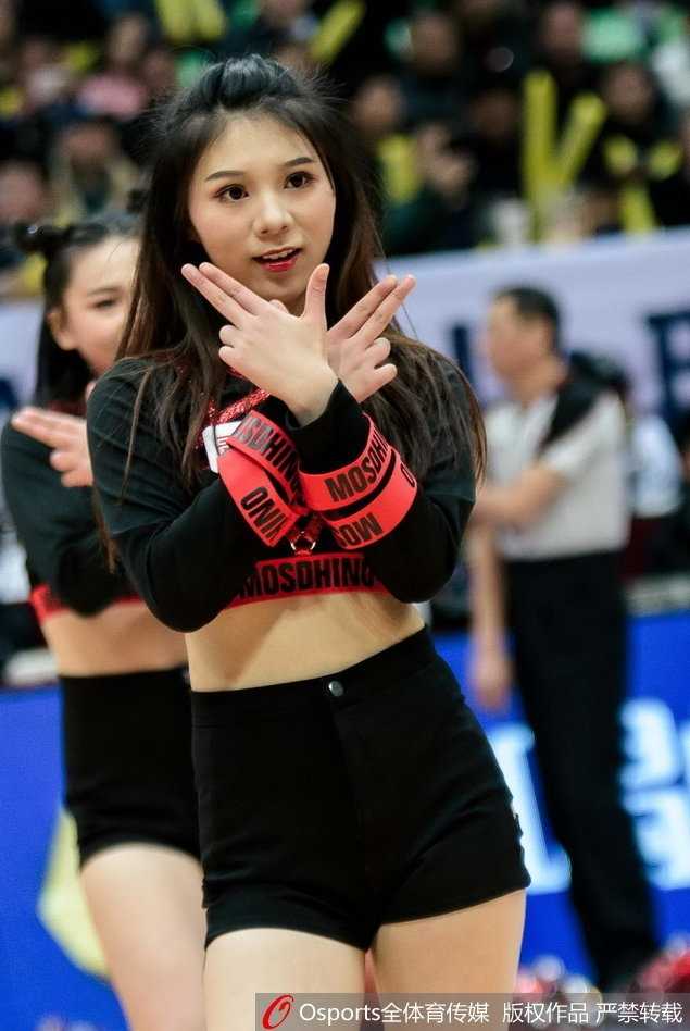 聚光灯外的舞者:四川篮球宝贝的无惧空翻与幕后坚守 四川篮球宝贝在赛场中央纵身跃起,发丝飞扬间完成惊艳空翻,瞬间引爆全场观众的热情