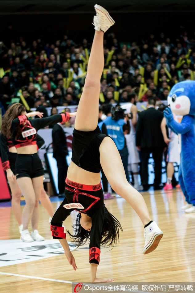 聚光灯外的舞者:四川篮球宝贝的无惧空翻与幕后坚守 即使是在寒冷的冬季,篮球宝贝依然身着单薄表演服,在聚光灯下全神贯注地舞动,敬业精神令人动容