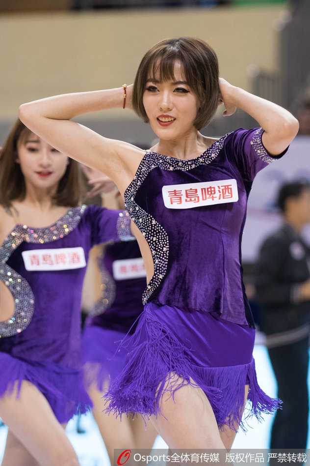 聚光灯外的舞者:江苏肯帝亚篮球宝贝的汗水与梦想 伴随着现场炫酷的灯光效果,江苏肯帝亚篮球宝贝们在比赛暂停期间迅速登场,她们排成整齐的队列,用充满节奏感的舞步瞬间点燃了全场球迷的热情。