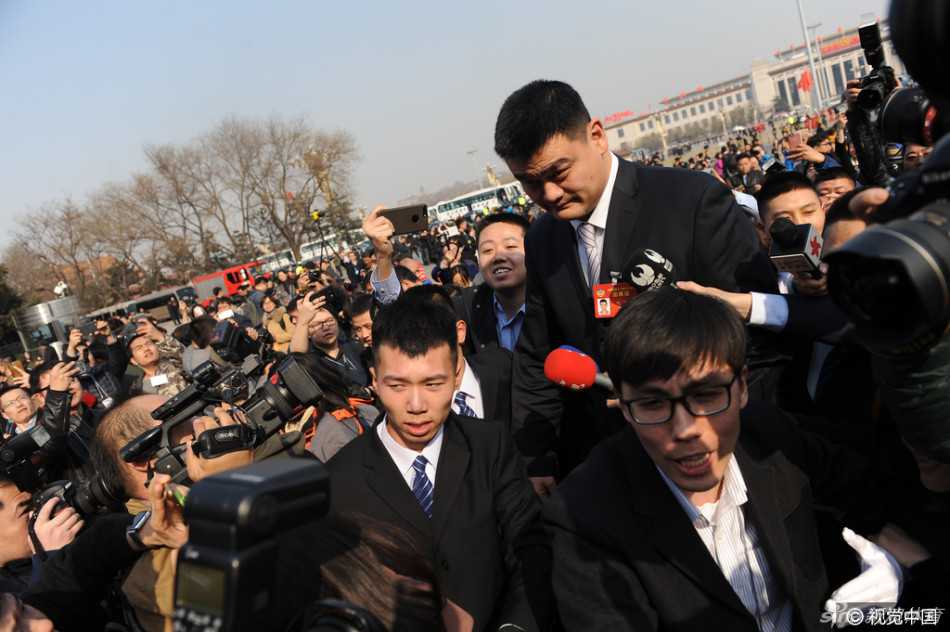 聚焦2017两会:姚明现身会场,热议体育强国不只是金牌 政协体育界别小组讨论开始前,姚明侧身与邻座委员认真交流,神情专注而严肃,为新身份下的首次两会发言做准备