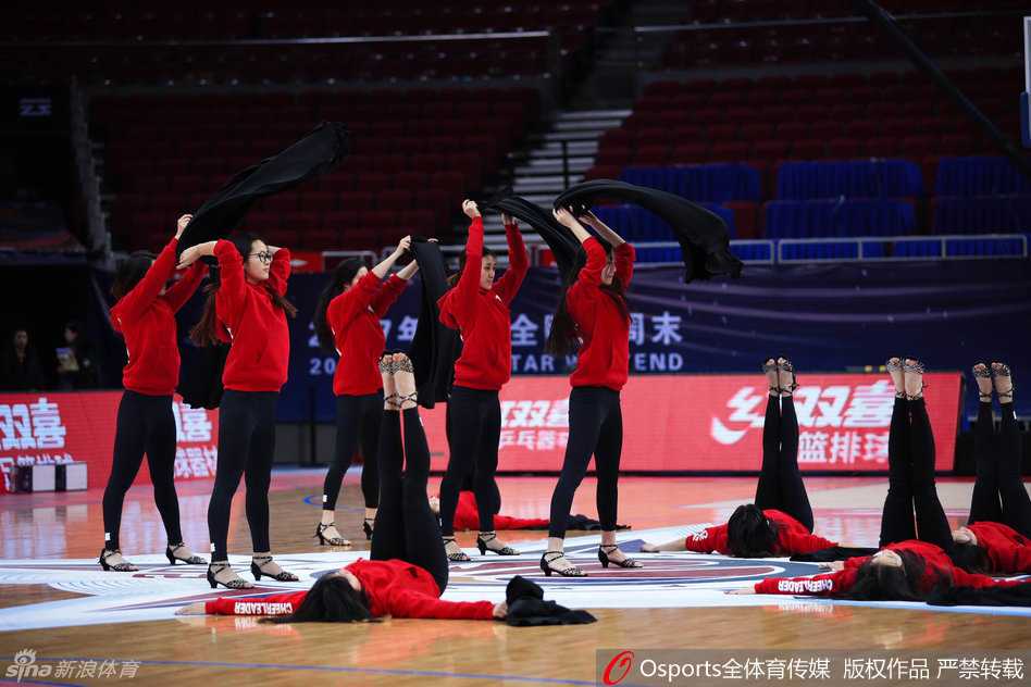 聚焦全明星周末 篮球宝贝彩排幕后全记录 排练间隙,几名队员正在讨论动作细节,即使休息也在琢磨如何让舞姿更富感染力。