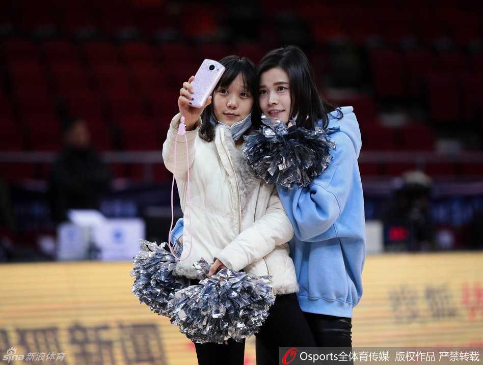 聚焦全明星周末 篮球宝贝彩排幕后全记录 为了保持队形精准,姑娘们反复练习同一个跳跃动作,空中姿态依然保持优美。