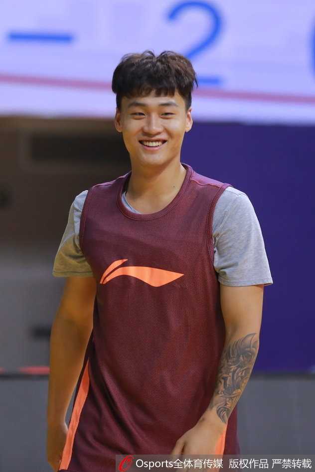 易建联进行持球突破训练，全身肌肉处于紧绷状态，核心力量惊人，仿佛随时准备在对手禁区上演暴力灌篮。