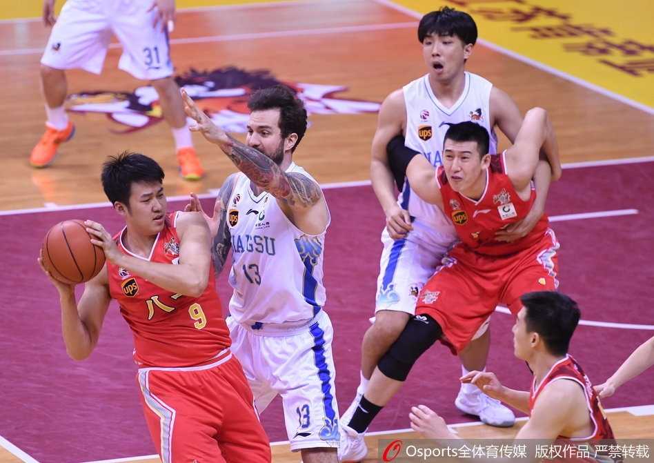 肯帝亚主场大胜八一止颓势,本土双塔联手爆发送对手九连败 吴冠希面对八一队员的贴身防守,依然稳稳将球送入篮筐,他强硬的篮下进攻成为肯帝亚扩大领先优势的利器