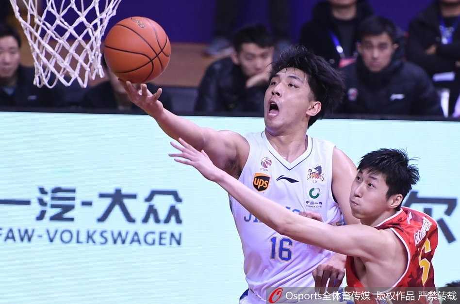 肯帝亚主场大胜八一止颓势,本土双塔联手爆发送对手九连败 八一队曹岩在严密防守下强行出手,尽管他拼尽全力砍下20分,但仍难阻球队遭遇连败的结局