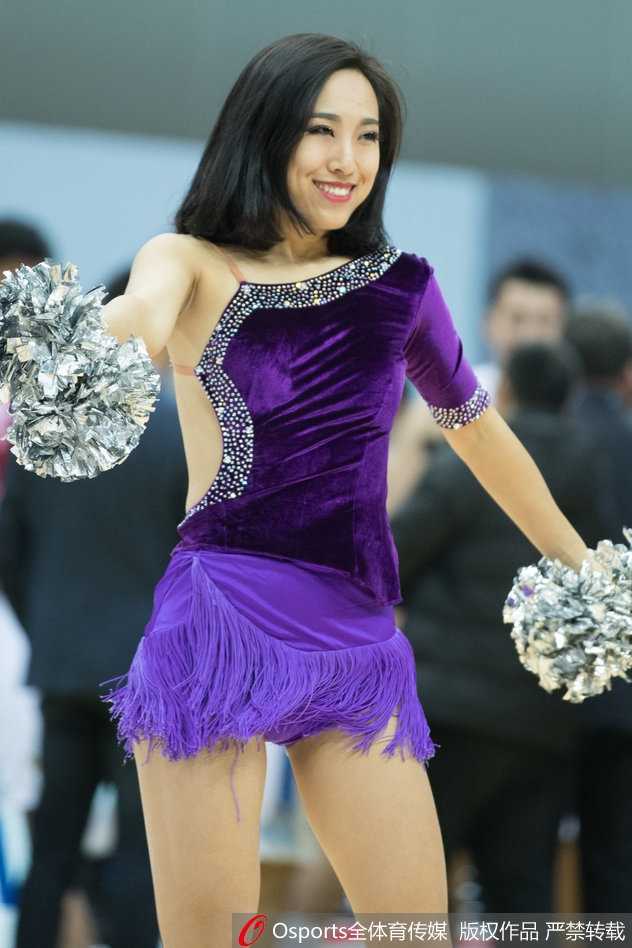 肯帝亚主场篮球宝贝激情热舞,引爆苏沪大战球迷热情 灯光暗下,聚光灯照亮最后一名离场的啦啦队员,她回眸一瞥,嘴角的微笑仿佛在说:感谢今晚,感谢篮球。