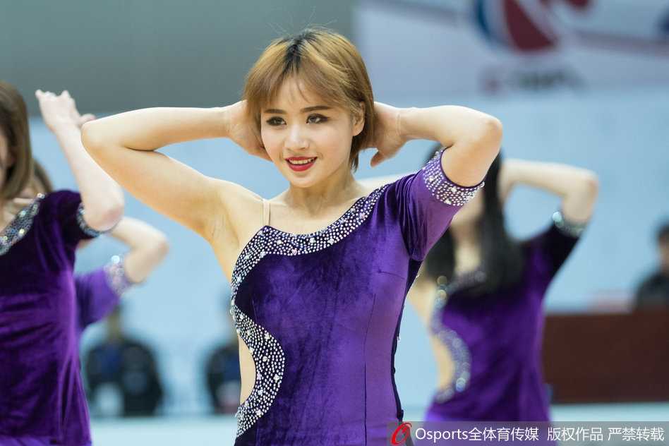 肯帝亚主场篮球宝贝激情热舞,引爆苏沪大战球迷热情 啦啦队热舞瞬间,红衣宝贝笑容灿烂,手中花球仿佛也闪烁着赛场灯光,为即将跳球的瞬间注满活力。