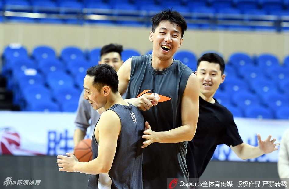 肯帝亚主场静候粤军 队员轻松备战氛围浓 拉杜利察在对抗中强硬上篮,他全场贡献24分11篮板的两双数据,是球队获胜的内线支柱。