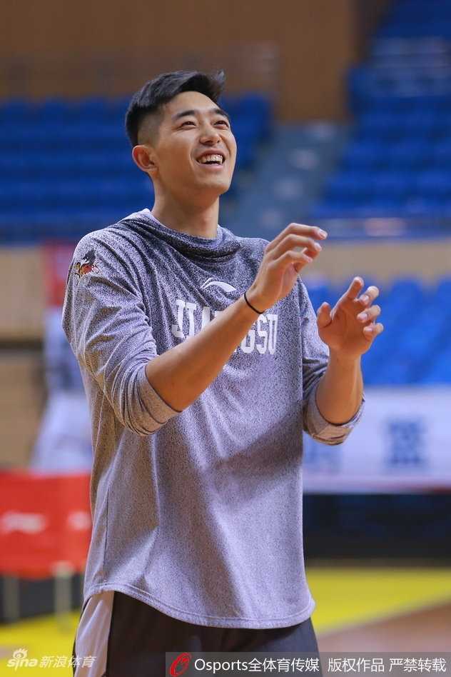 肯帝亚主场静候粤军 队员轻松备战氛围浓 易立正在助理教练的协助下进行拉伸,这位老将的表情专注而坚定,他是队中唯一经历过上一次双杀广东的老队员。