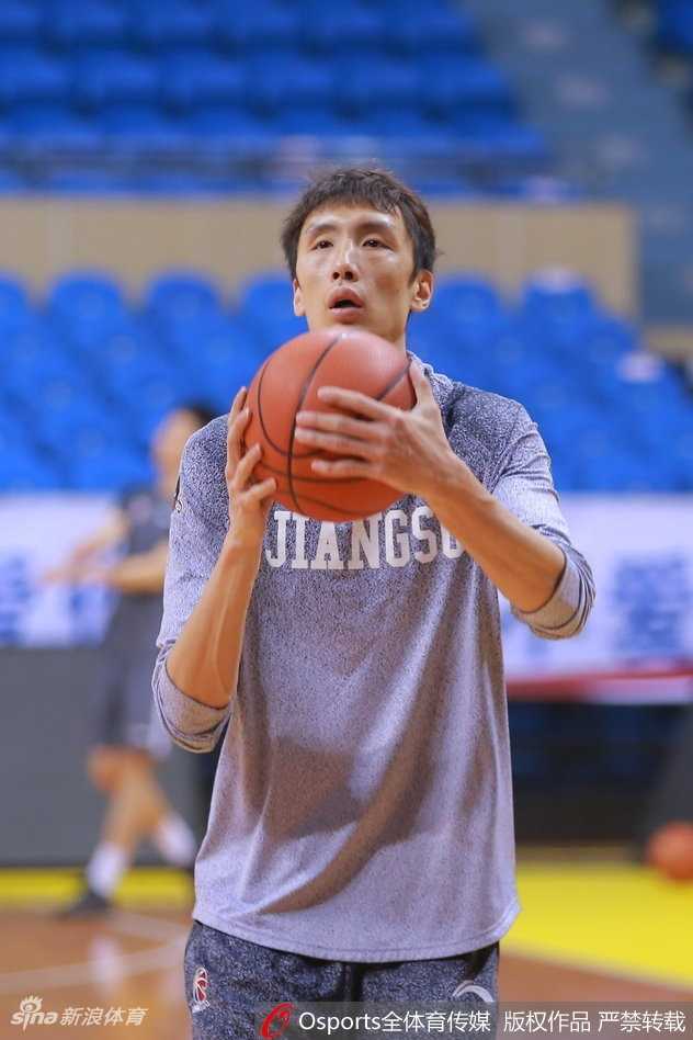 肯帝亚主场静候粤军 队员轻松备战氛围浓 肯帝亚外援布朗面带微笑在场边拉伸,眼神中透露出对新挑战的期待与自信。