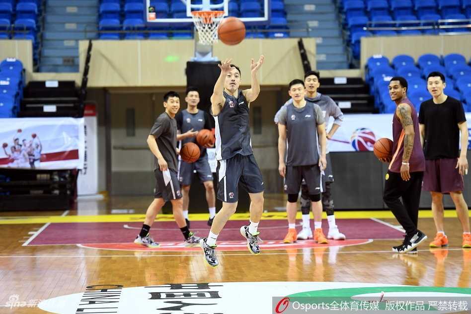 肯帝亚主场静候粤军 队员轻松备战氛围浓 赛后肯帝亚球员们围在一起激情庆祝,他们脸上洋溢着胜利的喜悦,背景是观众席上沸腾的橙色海洋。