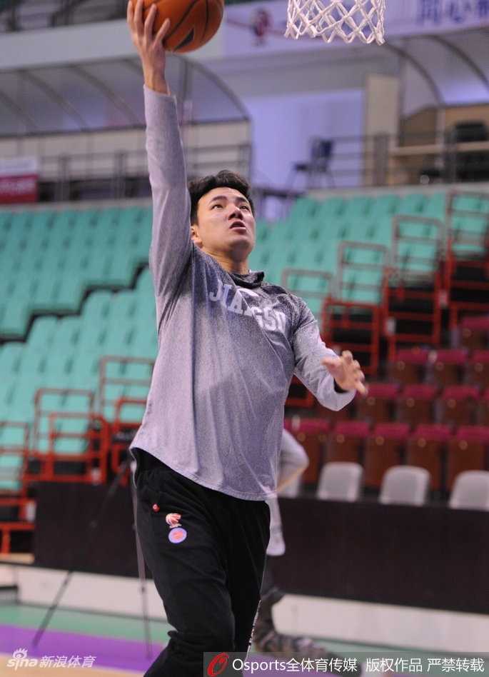 肯帝亚备战迎第24轮关键战,布鲁克斯笑迎旧友哈德森与巴斯 布鲁克斯双手叉腰站在训练场上,他的目光望向正在交谈的哈德森和巴斯,脸上挂着自信而放松的微笑,似乎对即将到来的比赛充满了信心。