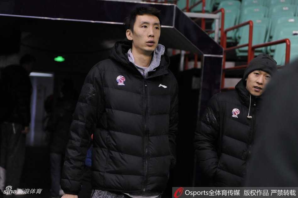 肯帝亚备战迎第24轮关键战,布鲁克斯笑迎旧友哈德森与巴斯 镜头拉近,可以看到哈德森眼神专注地倾听布鲁克斯说话,而身材高大的巴斯则微微低头,三人脸上都带着放松的神情,背景是肯帝亚队训练馆内忙碌的球员们。