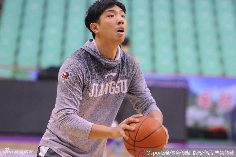 肯帝亚备战迎第24轮关键战,布鲁克斯笑迎旧友哈德森与巴斯 训练场上的特写镜头,哈德森正在向布鲁克斯说着什么,一旁的巴斯认真地听着,三人周围的光线柔和,仿佛这一刻时间静止,只剩下篮球世界里的纯粹交流。