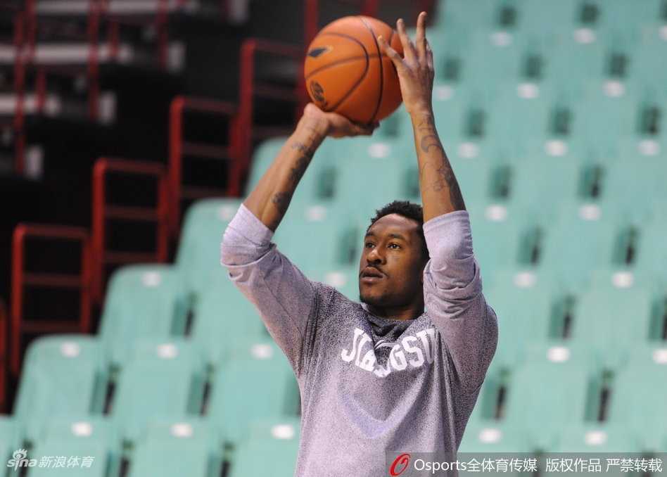 肯帝亚备战迎第24轮关键战,布鲁克斯笑迎旧友哈德森与巴斯 全景镜头下,布鲁克斯、哈德森和巴斯三人站在训练馆中央,他们构成了画面的焦点,周围的训练设施和队友都成了背景,这一刻的友谊超越了球队之间的竞争关系。