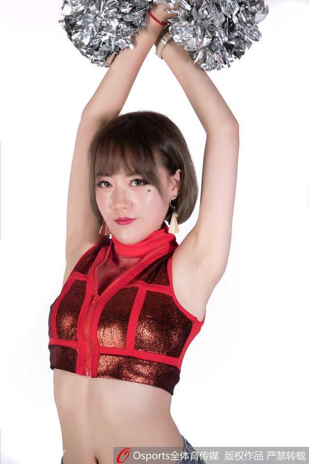 肯帝亚宝贝倾情助威,男篮世预赛主场闪耀“凯旋之舞” 镜头拉近,这位宝贝脸上洋溢着灿烂而自信的笑容,额头上的汗珠在灯光下闪烁,那是她为这一刻倾尽全力付出的最美勋章。