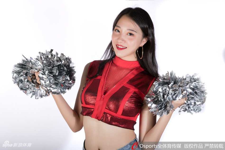 肯帝亚宝贝倾情助威,男篮世预赛主场闪耀“凯旋之舞” 伴随着音乐的鼓点,一位宝贝高高跃起,长发在空中划出优美的弧线,瞬间的爆发力与柔美的身姿在这一刻完美交融。