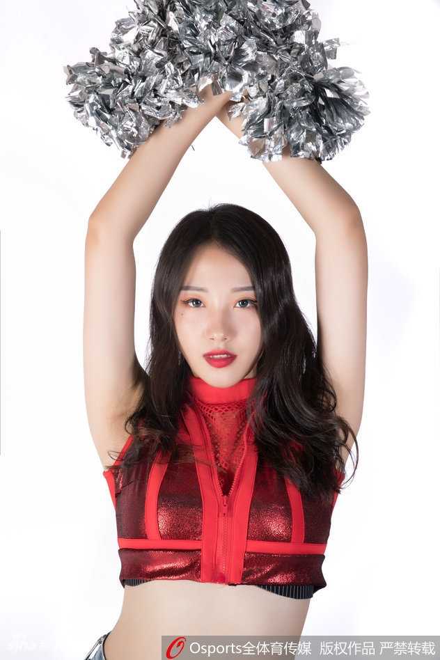 肯帝亚宝贝倾情助威,男篮世预赛主场闪耀“凯旋之舞” 一曲舞罢,姑娘们摆出华丽的结束造型,笑容与汗水交织,她们用完美的表现赢得了现场观众雷鸣般的掌声,也为世预赛的紧张气氛带来了一次美妙的放松。