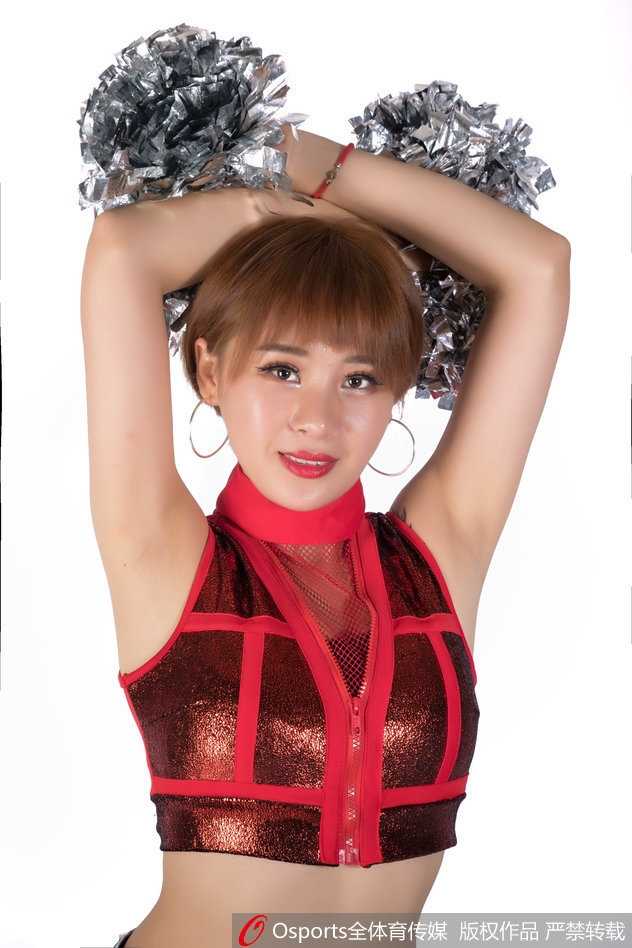 肯帝亚宝贝倾情助威,男篮世预赛主场闪耀“凯旋之舞” 随着动感音乐的节拍,队员们动作整齐划一,她们伸展的手臂充满了力量感,仿佛在用身体语言为场上的球员传递着必胜的信念。