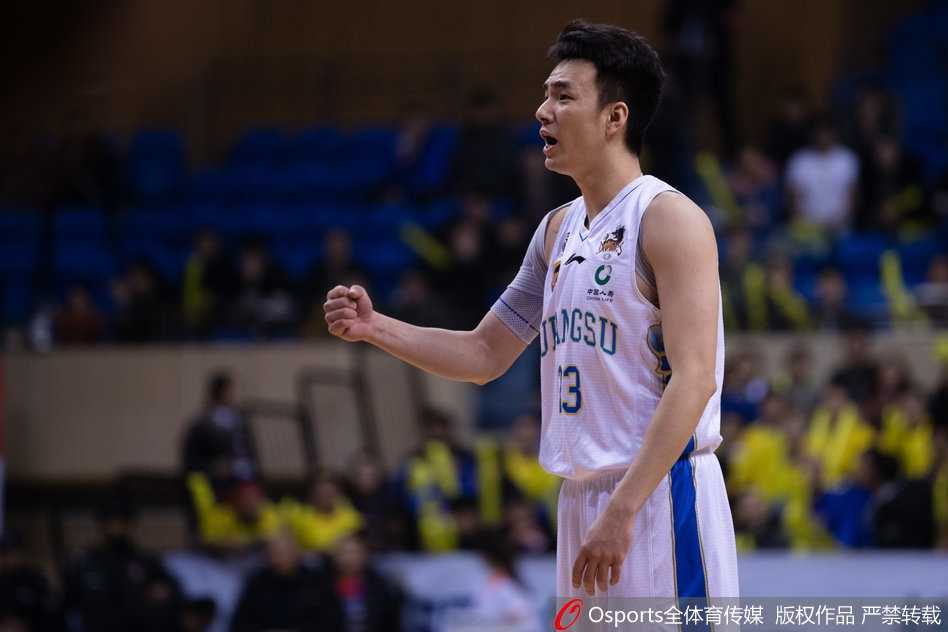 肯帝亚火力全开大胜天津,布鲁克斯独取五十分闪耀常规赛 内线悍将吴冠希与对手在篮下展开激烈肉搏,他卡住有利位置,用一记势大力沉的单手劈扣终结进攻,强悍的身体对抗让现场球迷爆发出震耳欲聋的欢呼。