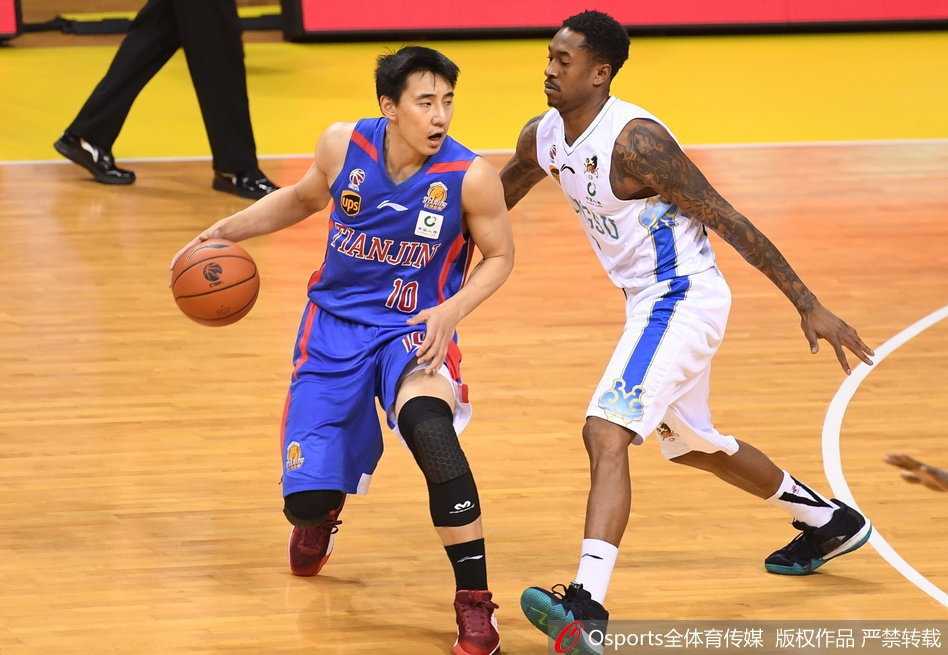 肯帝亚火力全开大胜天津,布鲁克斯独取五十分闪耀常规赛 主教练贝西诺维奇在场边大声指挥,手势坚定有力,他的眼神中透露出对胜利的渴望和对场上局面的精准判断,场上的每一次攻防都牵动着他的心。