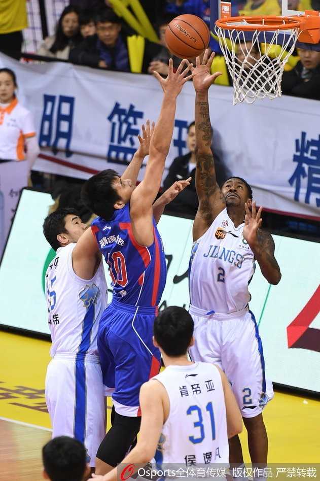 肯帝亚火力全开大胜天津,布鲁克斯独取五十分闪耀常规赛 易立在边线面对防守,没有丝毫慌乱,他一个突然的加速变向过掉对手,如尖刀般直插篮下,用一记果敢的上篮为球队扩大战果,展现了老将的沉稳与犀利。