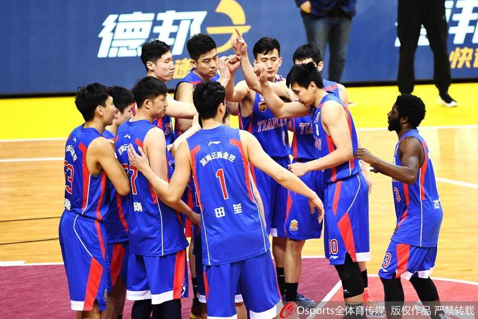 肯帝亚火力全开大胜天津,布鲁克斯独取五十分闪耀常规赛 布鲁克斯在防守球员的围堵下,眼神如炬,高高跃起干拔三分,篮球在空中划出一道美妙的弧线直坠网窝,瞬间点燃了整个主场的气氛。