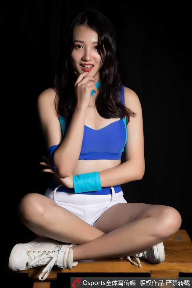 肯帝亚篮球宝贝KDancer:凯旋之舞下的赛场精灵 肯帝亚宝贝秀出修长身姿,侧身凝望,在聚光灯下宛如雕塑般精致,每一个细节都散发着凯旋之舞的荣耀