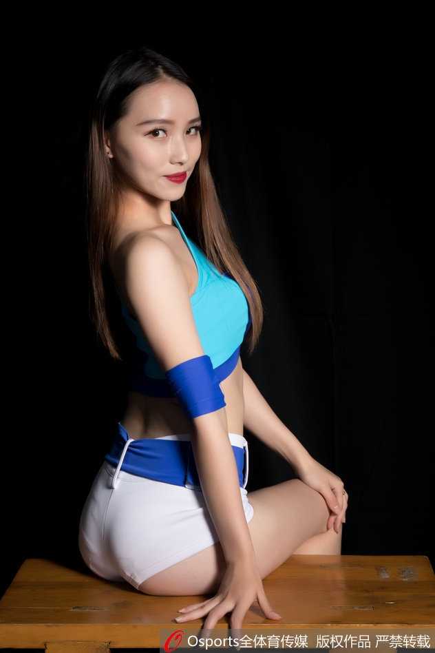 肯帝亚篮球宝贝KDancer:凯旋之舞下的赛场精灵 肯帝亚KDancer成员在灯光下回眸一笑,甜美的面容配上灵动的眼神,仿佛能驱散赛场所有的紧张气氛