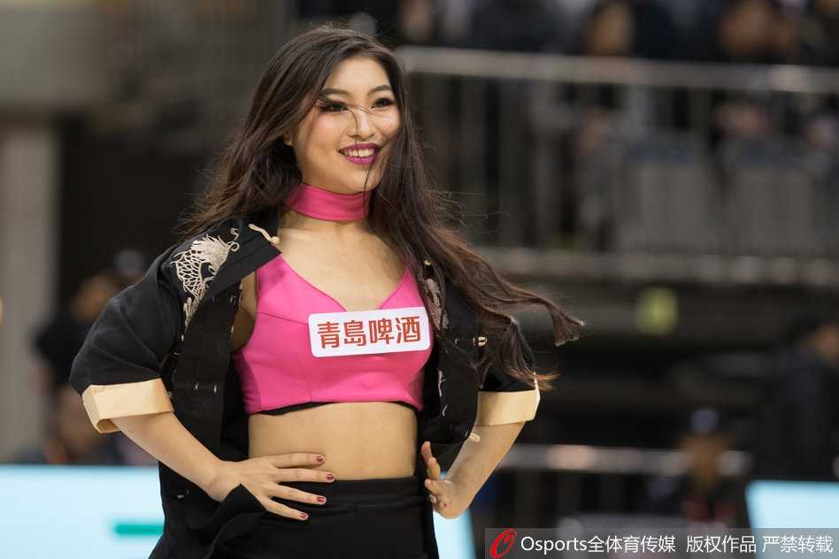 肯帝亚篮球宝贝甩袖舞惊艳赛场 宝贝奋力跃起,两条长袖在身后高高飘起,配合空中的定格姿态,犹如敦煌壁画中的飞天