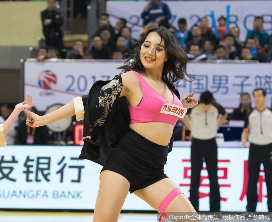 肯帝亚篮球宝贝甩袖舞惊艳赛场 表演结束后,篮球宝贝们向观众致意,手中的长袖自然垂落,她们的笑容比袖上的红绸更加灿烂