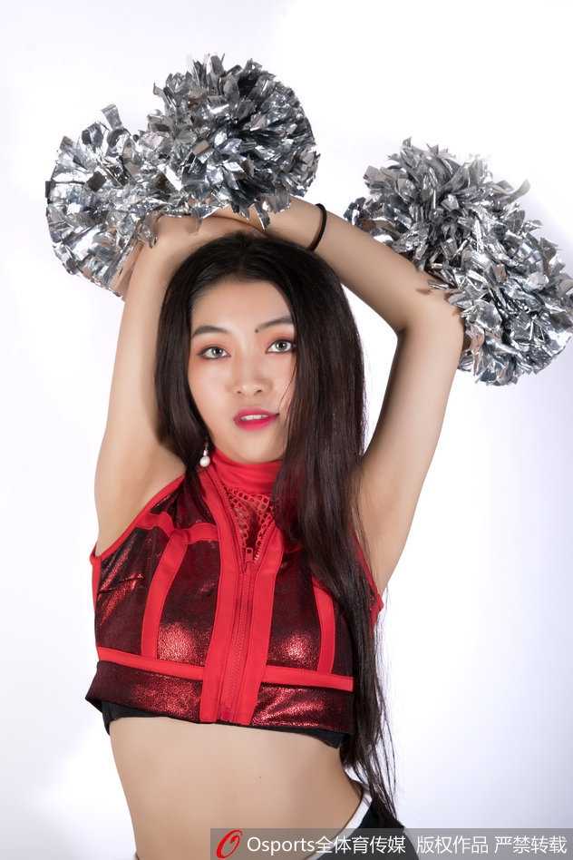 肯帝亚篮球宝贝秀出凯旋之舞 闪耀赛场展现力与美 高难度的托举动作惊艳亮相,一名宝贝被轻盈地托向空中,双臂舒展如鸿雁展翅,下方的队友则稳稳支撑,默契的配合与力量的掌控在这一刻完美定格。