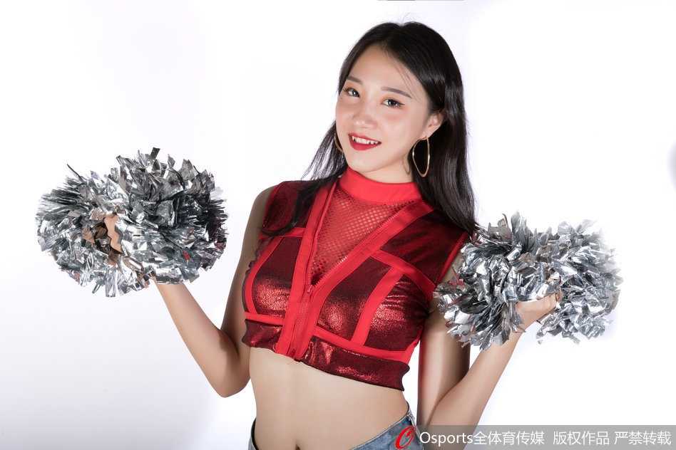 肯帝亚篮球宝贝秀出凯旋之舞 闪耀赛场展现力与美 近景特写下,一位篮球宝贝的回眸一笑格外动人,精致的妆容配上标志性的甜美笑容,额前碎发微湿,更显她在热舞之后的真实与活力。