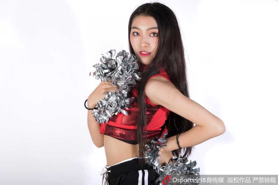 肯帝亚篮球宝贝秀出凯旋之舞 闪耀赛场展现力与美 舞台灯光下,肯帝亚篮球宝贝们身着闪亮演出服,排成整齐队列,随着动感音乐跃动,修长身姿与自信笑容交相辉映,瞬间点燃全场热情。