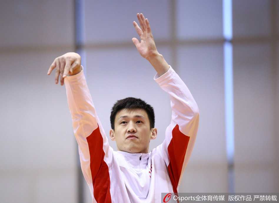 肿瘤男孩轩轩的CBA圆梦之旅:在广东宏远感受篮球的温暖与力量 笑容灿烂的肿瘤男孩轩轩来到广东宏远训练馆,他身穿运动外套,眼中满是对篮球的渴望与热爱。