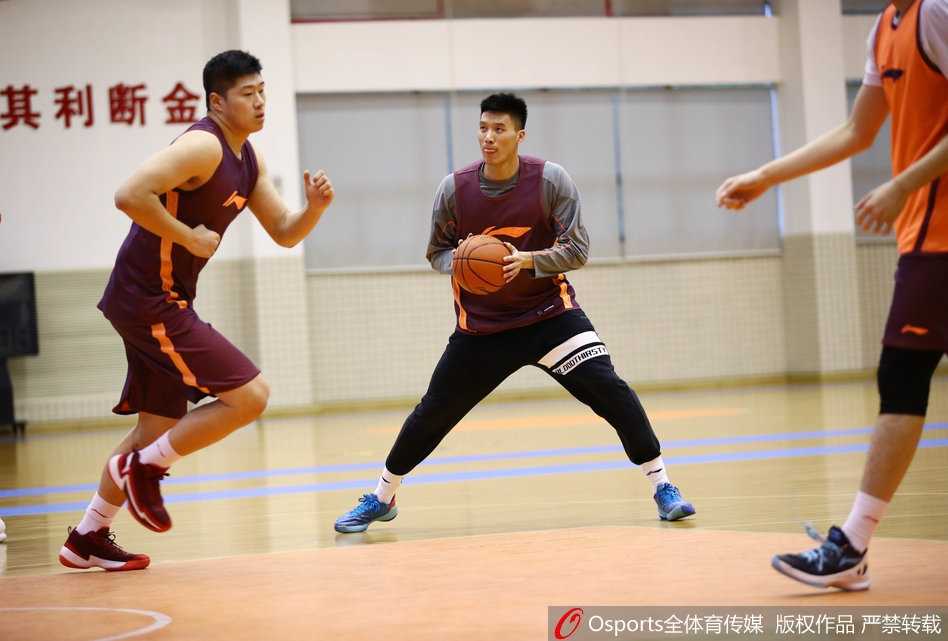 肿瘤男孩轩轩的CBA圆梦之旅:在广东宏远感受篮球的温暖与力量 轩轩在众人簇拥下参观广东宏远队训练,他双手插兜好奇地张望,身旁的大人们用温暖的目光守护着这位特殊的小客人。