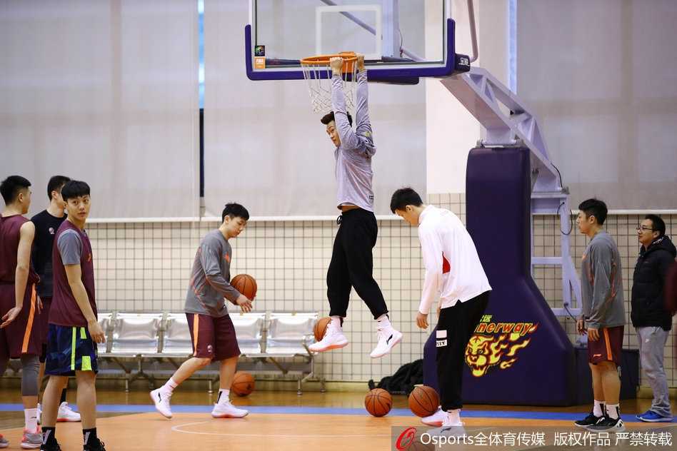 肿瘤男孩轩轩的CBA圆梦之旅:在广东宏远感受篮球的温暖与力量 轩轩与广东宏远队全体人员合影留念,在这张充满温情的大合照中,穿着红色衣服的轩轩站在人群中央,被爱的力量紧紧包围。