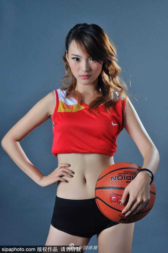 胡晓燕化身篮球宝贝,香艳写真定格球场魅力瞬间 胡晓燕专注运球,身形矫健,运动风十足