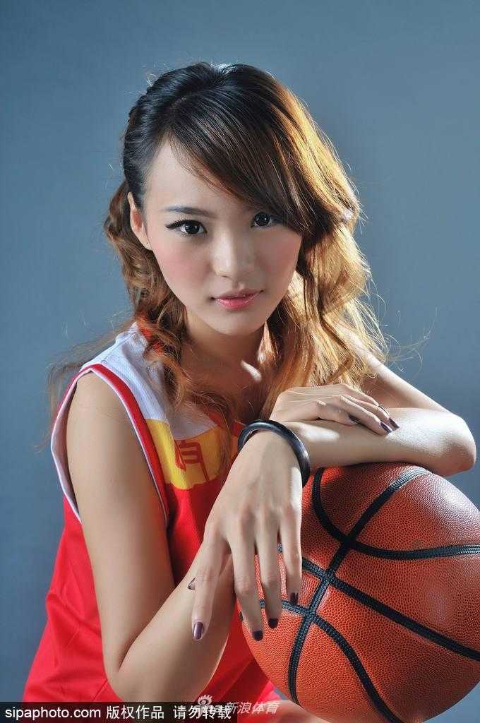 胡晓燕化身篮球宝贝,香艳写真定格球场魅力瞬间 胡晓燕坐在球场边,轻撩秀发,展现迷人曲线