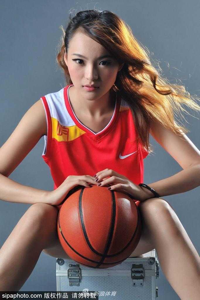胡晓燕化身篮球宝贝,香艳写真定格球场魅力瞬间 胡晓燕手托篮球,眼神自信,修长美腿在球场上格外耀眼