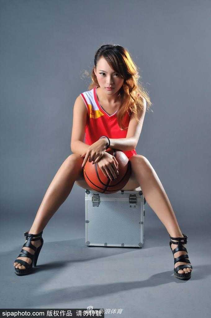 胡晓燕化身篮球宝贝,香艳写真定格球场魅力瞬间 胡晓燕跳起模拟投篮,活力四射,动感十足