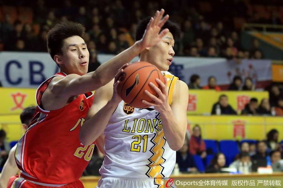 广厦队胡金秋面对八一队防守高高跃起，手腕轻柔一拨，篮球划出完美弧线落入篮筐，这一刻他的长臂成为对手无法逾越的屏障。