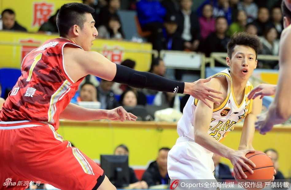 广厦外援福特森犹如球场精灵，在八一队多人包夹的缝隙中送出绝妙传球，球带着旋转穿透防守，准确找到篮下无人看管的队友。