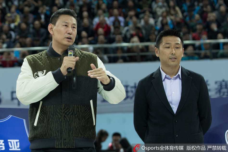 胡雪峰五十5号球衣永悬江苏上空 一代传奇后卫正式告别 面对全场起立鼓掌的观众,胡雪峰深情发言,他的眼中闪烁着泪光,话语中饱含对篮球、对江苏、对球迷无尽的感激与眷恋。