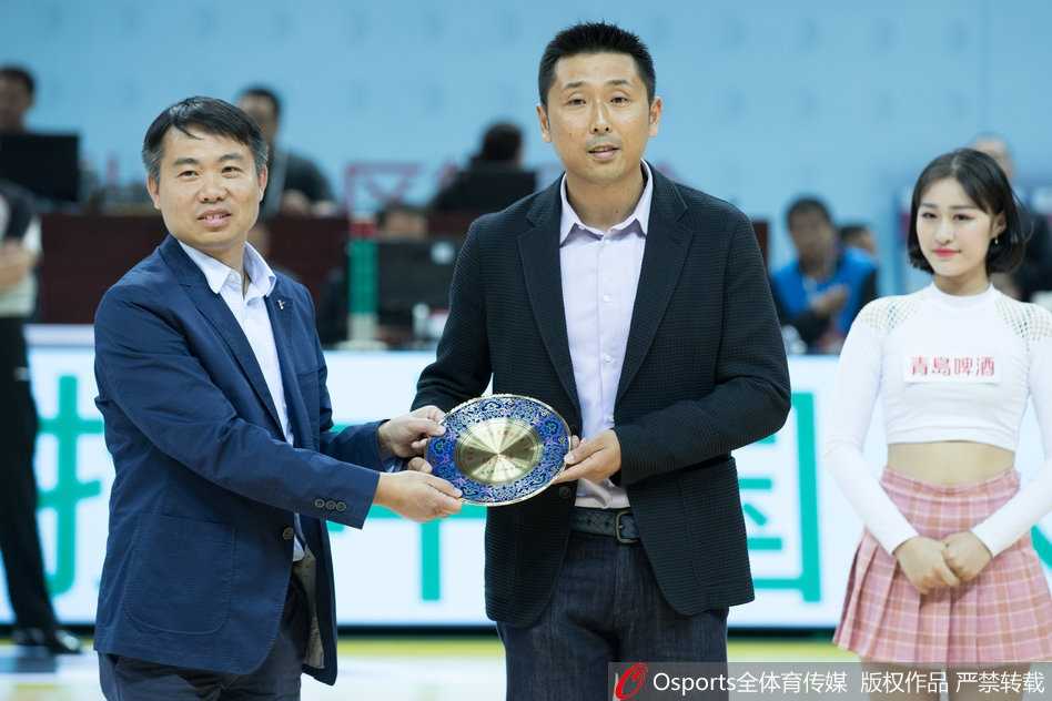 胡雪峰五十5号球衣永悬江苏上空 一代传奇后卫正式告别 大屏幕上播放着胡雪峰球员时期的精彩集锦,从青涩少年到沉稳老将,每一个画面都记录着他为江苏篮球走过的光辉岁月。