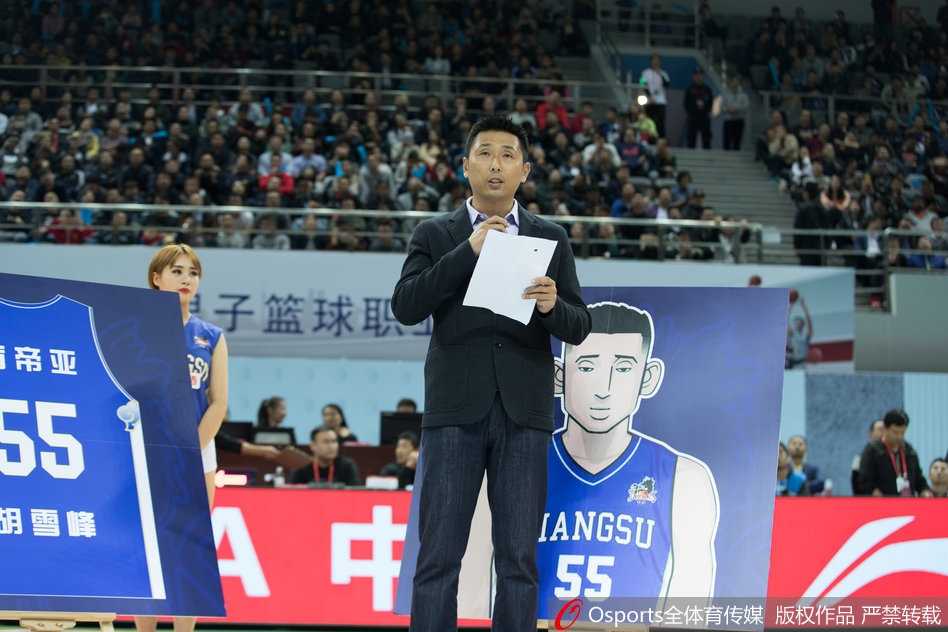 胡雪峰五十5号球衣永悬江苏上空 一代传奇后卫正式告别 胡雪峰手捧鲜花,身旁摆放着他获得的各类奖杯与纪念奖牌,此刻他不再是赛场上冲锋陷阵的战士,而是光荣退役的功勋。