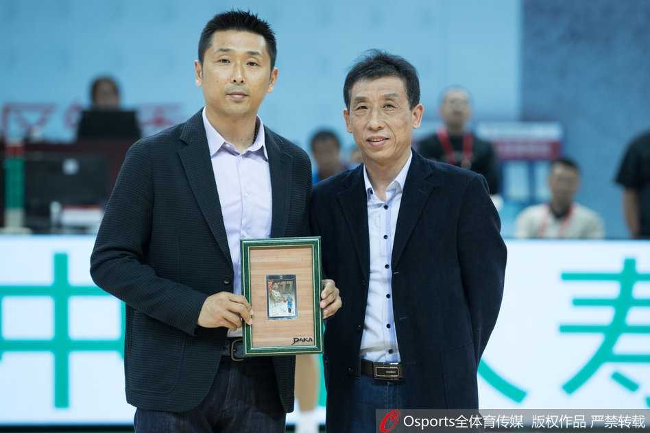 胡雪峰五十5号球衣永悬江苏上空 一代传奇后卫正式告别 在退役仪式的尾声,胡雪峰强忍泪水,挥手向全场球迷作最后的致意,球场灯光汇聚于他身上,仿佛时间在此刻为他停驻。