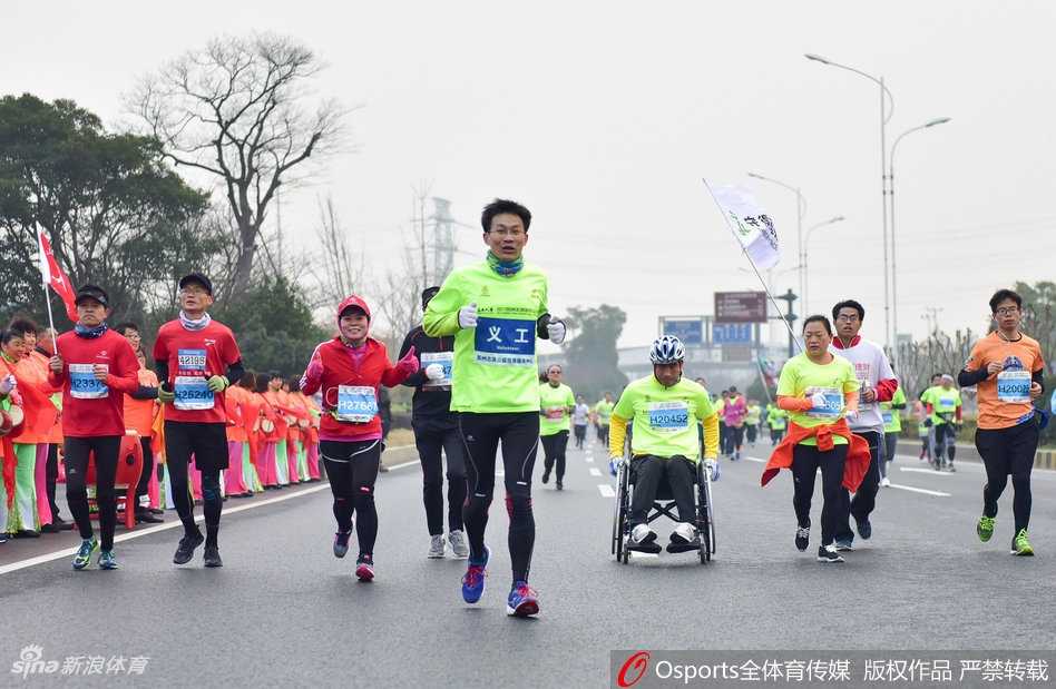 胡雪峰携肯帝亚啦啦队寒冬热舞苏马赛场 篮球精神燃爆太湖赛道 肯帝亚啦啦队的姑娘们统一扎着高马尾,露出灿烂的笑容,她们有力的舞姿与身后的马拉松拱门交相辉映,成为冬日里最温暖的一抹亮色。