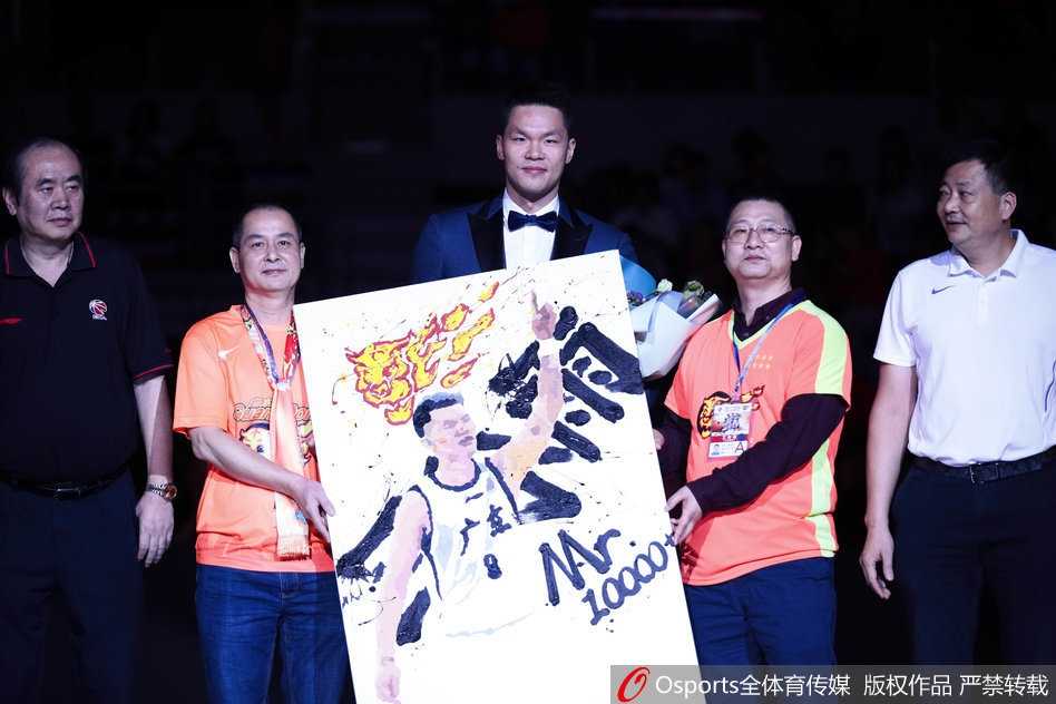 致敬八冠王传奇:朱芳雨八号球衣高悬东莞,万分先生转身开启新篇章 朱芳雨双手持着中国篮协颁发的特制纪念奖牌,上面醒目地镌刻着11287分和1621记三分球的传奇数据,他低头凝视,仿佛在回味十八年职业生涯的每一个瞬间。