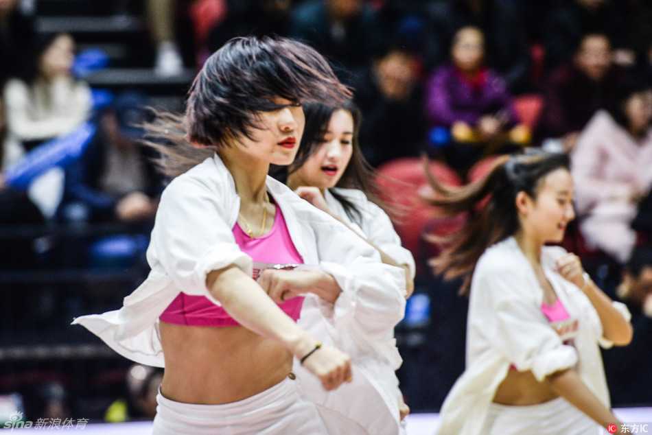 动感节拍中，宝贝们舞动金色花球，飞扬的发丝和自信的笑容，成为激烈比赛中最治愈的瞬间。